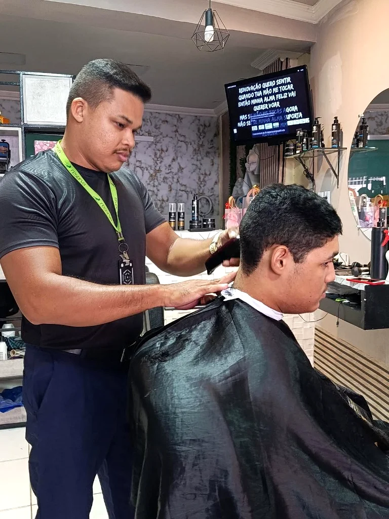 Corte de cabelo masculino com degradê estilizado feito na Josef Barbearia