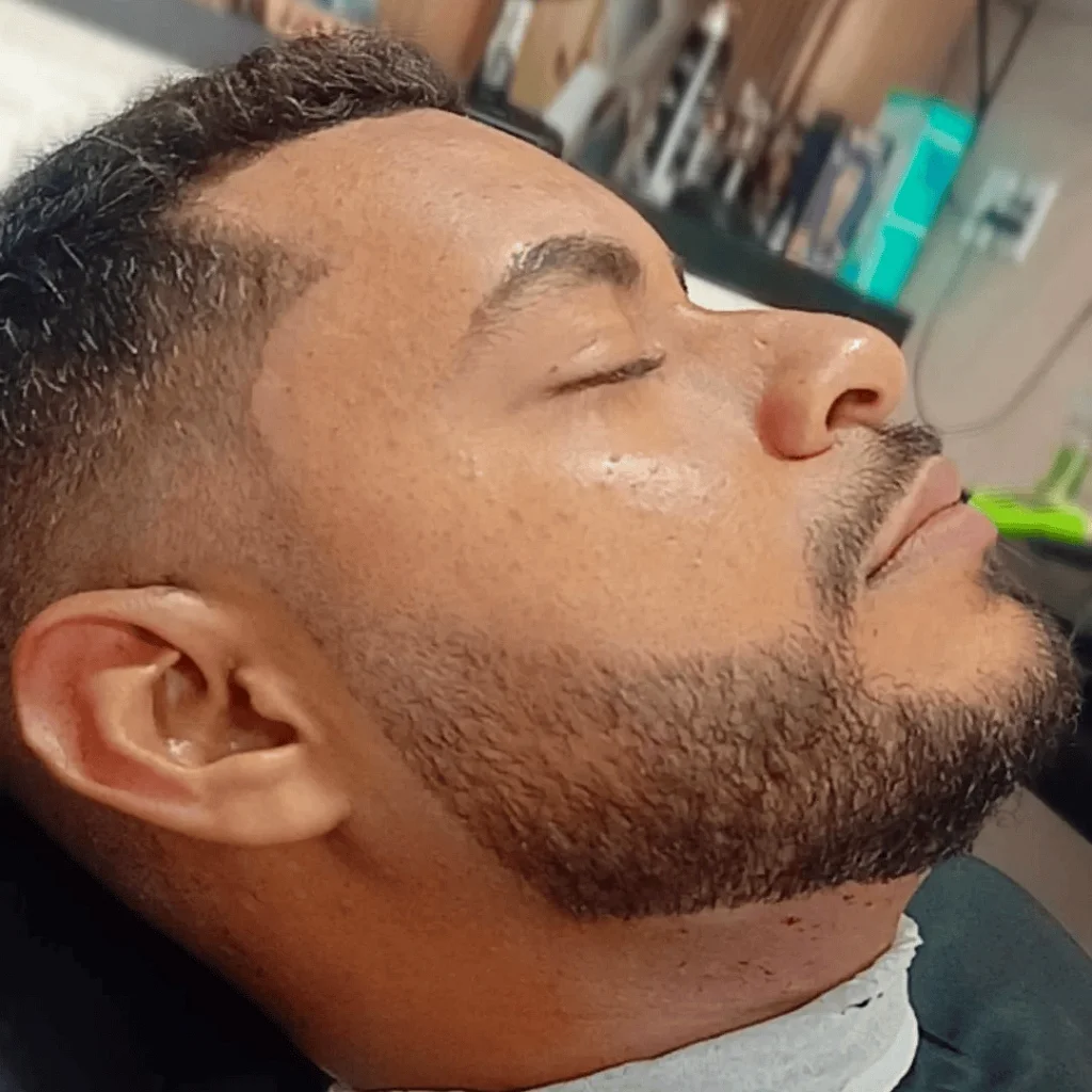 Barba completa e desenhada com precisão na navalha