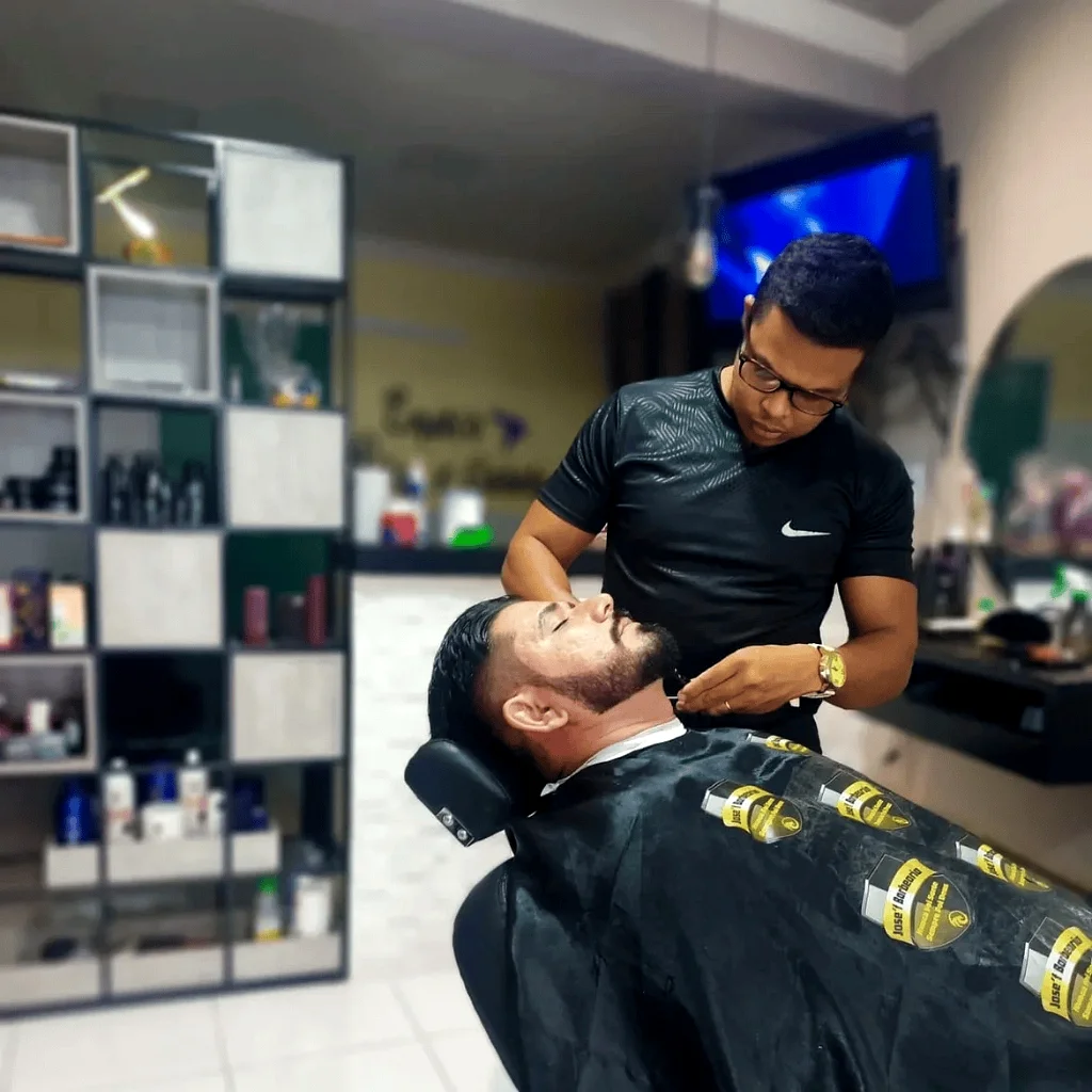 Modelagem profissional de barba utilizando técnica de toalha quente na Josef Barbearia
