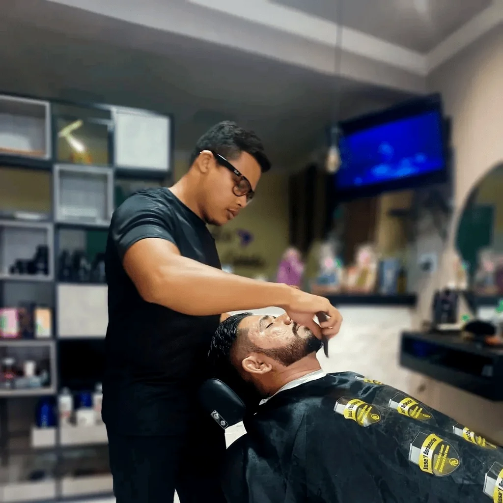 Detalhe do acabamento e design de barba com navalha e espuma