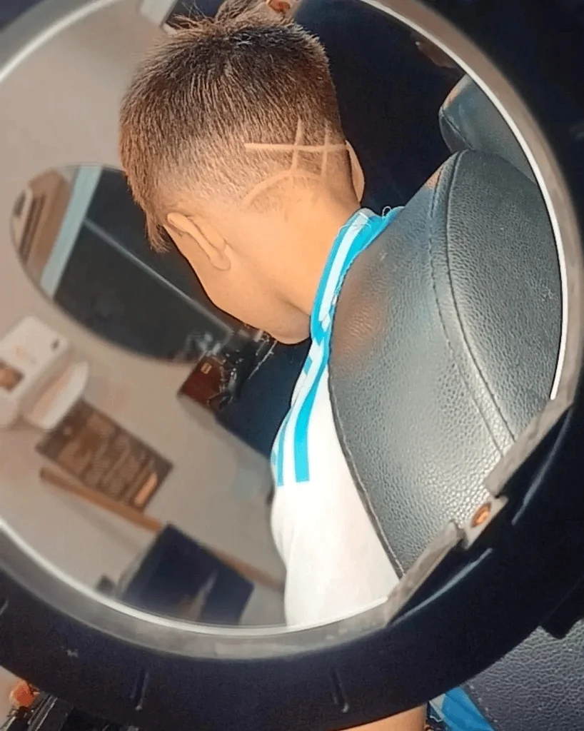 Corte de cabelo despojado com volume e textura no topo na Josef Barbearia
