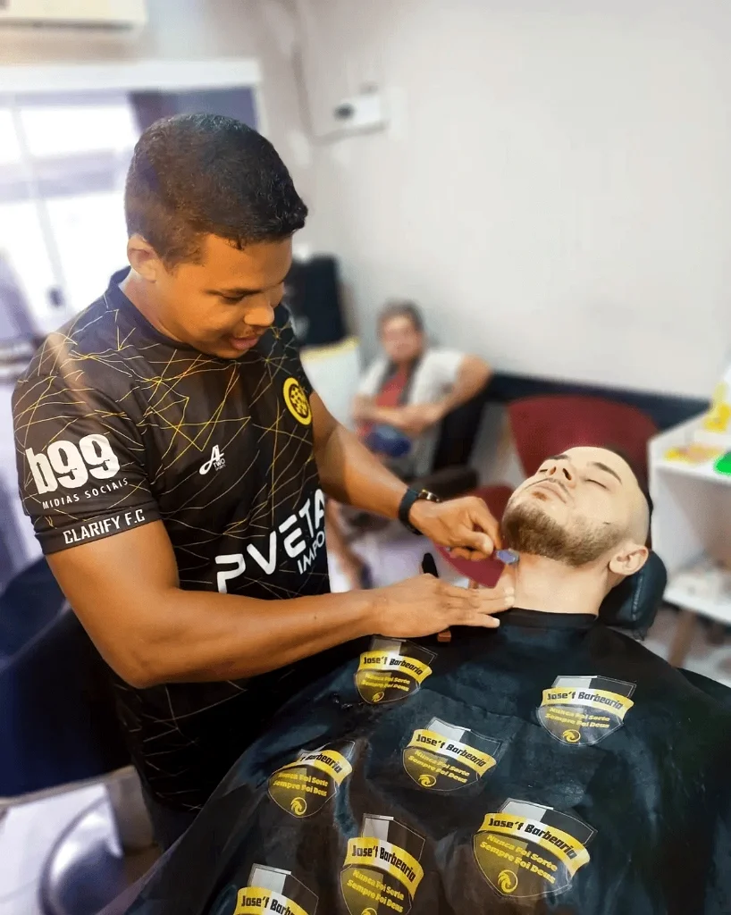 Barba alinhada na navalha com toalha quente na Josef Barbearia