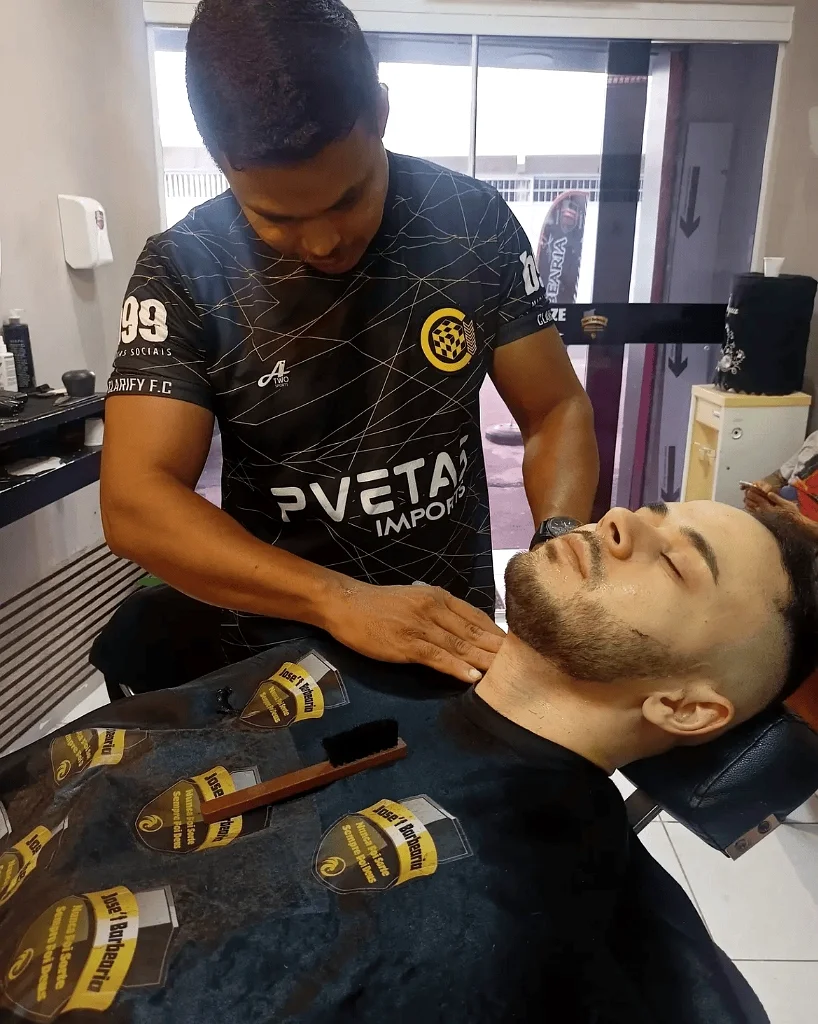 Design e alinhamento de barba premium na Josef Barbearia